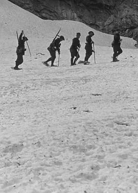 一队印度人在攀登冰山